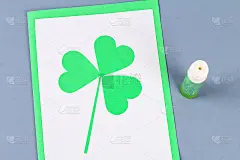 Diy圣帕特里克节贺卡制作纸板和纸三叶草灰色背景。礼物的想法,装饰