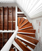 带螺旋楼梯的紧凑夹层公寓设计 - 设计之家
