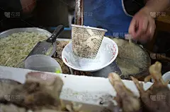 厨师用猪肉和猪内脏做面条