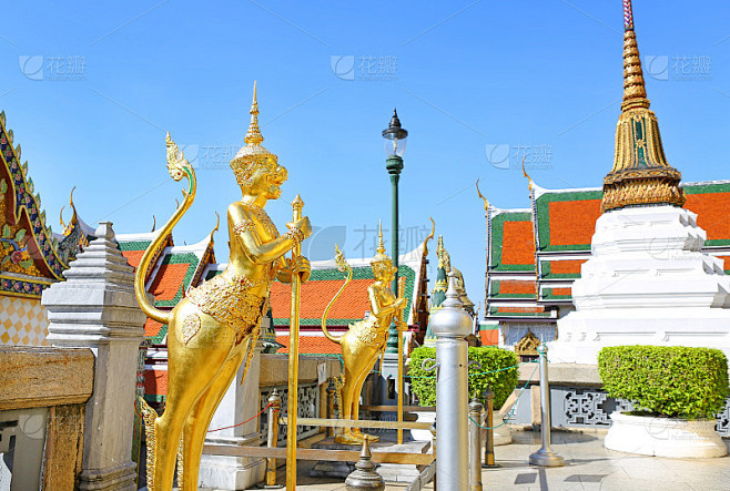 金色的哈努曼雕像是在泰国曼谷的玉佛寺展出的玉佛寺的守护神。