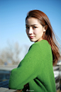 组图：文艺范！张南冬日写真曝光清新少女氧气满满 : 近日，新晋小花张南曝光一组冬日写真，简单的绿色针织毛衣，长发微微凌乱的披散下来，少女感爆棚，文艺范十足。