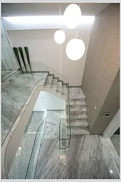 白色泡泡吊灯下的石面楼梯简约家居图片