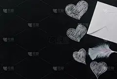 创意爱情概念情书和心形画在黑色黑板上