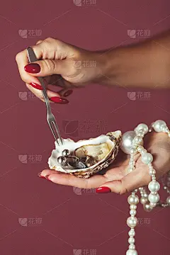 女性手里拿着牡蛎壳和珍珠首饰。它能刺穿尖嘴。概念海报