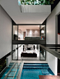由HYLA建筑事务所在新加坡设计的一栋三层的住宅，该住宅包含有一个游泳池，其四周被郁郁葱葱的绿色植物所环绕。一道通向客房与健身房的巨大螺旋楼梯伫立在游泳池上方。(好设计分享,来源:设计之家)