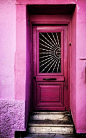 彩色的门。