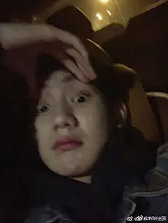 【王源打脸粉丝彩虹屁】昨晚@TFBOYS-王源 晒搞怪自拍，变表情包一点偶像包袱都没有被评论说是天使“”，然而王源 却回复到“我是人，成年人”，被粉丝说“世界第一可爱”，回应到“欺骗，赤裸裸的欺骗”社会我源哥，超级刚啦 ​​​​