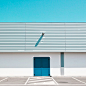 摄影师Vittorio Ciccarelli的作品干净得没有一丝瑕疵，建筑的角度和明亮的颜色在蓝天背景下组合成一个带有强烈平面构图味道的图像。在这里，天空和建筑融为一体，也让观者心旷神怡。