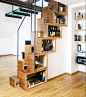 实用和创意的对楼梯的存储空间进行有效利用的典范，可以为你的家居改造提供一些灵感，譬如书架、譬如搁板、譬如收纳柜，甚至连阶梯也可以变成隐形抽屉。#创意#