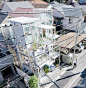 这座透明的私人住宅位于日本东京的郊区，名为House NA ，设计师是藤本壮介(Sou Fujimoto)。这栋房子的高透明度对比着周遭典型的混凝土日本密集的住宅区相当显眼，以树的概念发展空间。这样的设计是为了满足屋主住在自己家中却能像“游牧族”般生活的想法。(图/Twitter)