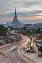 长期曝光的Wat Sothon Wararam Worawihan在黄昏的泰国