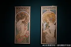 可以只着眼植物花卉与妙龄女郎画尽世间美好事
也可为戏剧为商业为画海报设计装饰品供千万人享
也能极具个人风格地去表达对宗教对民族的层层情感
将三者都完成得这么令人眼前一亮的艺术家，穆夏算是一位✨
国家大剧院 东展览厅@博物館收藏夾 @国家大剧院 #穆夏# ​​​​