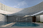 印际 - Arkham Projects x Woolis House : Woolis House是一座占地面积约为452m²的私人住宅，位于墨西哥MERIDA。该住宅由当地的设计工作室Arkham Projects设计。Wóolis是以工人、工匠们命名的，因为是他们赋予了建筑空间生命。它在玛雅语中的意思是球，用这个名字来指代中心的圆柱体，也就是项目的核心。