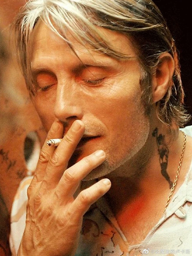 一组麦子叔Mads Mikkelsen抽烟的吞云吐雾图 图片_今日速写图片素材-花瓣网