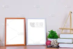 模拟的白棕色的相框模板的地方图像或文字里面与一棵小树和书在木桌上。