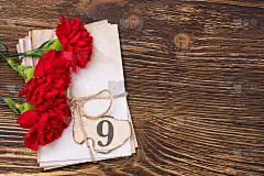 背景明信片的胜利日与康乃馨和复古的文件