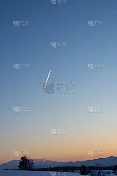 冬季日落的天空和尾迹