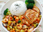 1.首先，在鸡胸肉上切几刀口子，然后用料酒、油、生抽和胡椒腌起来。 2.腌鸡肉的功夫，把蔬菜都切丁。虾仁就不用切了。 3.之后把比较不容易熟的土豆、胡萝卜和豌豆放水里先煮一下。捞出来沥干水备用。4.然后炸鸡肉。因为上面有料，所以可能会有点儿溅油出来，要小心。5.然后炒蔬菜，马蹄记得要最后放，不然就不脆不够好吃了。 蔬菜稍微一炒，出汁之后放两勺番茄沙司。6.放了番茄沙司之后，再稍微一炒，加一点儿水，然后熬几分钟收汁，就可以了。 