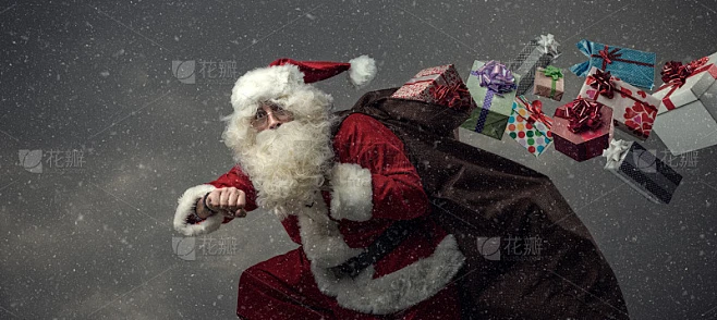 圣诞老人跑着送礼物