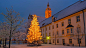 Weihnachtsbaum vor dem Landratsamt in Freising, Stadtteil Neustift, Bayern, Deutschland (© Rolf Hicker/All Canada Photos/Corbis)(Bing Germany)