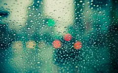 玻璃映照霓虹唯美雨景桌面壁纸 1920x1200