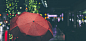 撑着伞的雨夜 霓虹灯下的红伞 免费可商用高清大图