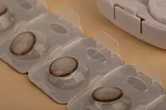 隐形眼镜镜片护眼爱眼日近视眼摄影图