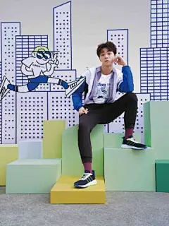 #生来好动#这个春日想轻松有趣？
@陈立农 的秘诀：给自己加点乐趣
插画印花T恤上身，阳光少年活力爆棚O网页链接 ​​​​