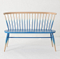 Anthropologie出售的一张温莎长椅，与众不同的是，它的表面刷了一层渐变的蓝色