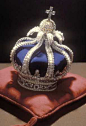 巴伐利亚王后的王冠。巴伐利亚第一位国王马克西米连一世(1806-1825)命令珠宝匠为他的妻子卡罗琳王后打造了这顶王冠，王后经常戴着它出席重要的场合。这顶王冠用钻石和各种颜色的宝石制成，它属于巴伐利亚王宫的珠宝收藏，是欧洲王冠的珍品之一。巴伐利亚的部分珠宝由怀特巴赫皇室的后代收藏，他们已经不在统治这一地区，但仍然居住在巴伐利亚，巴伐利亚已经是德国的一部分。