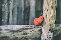 木制背景上的两颗红心