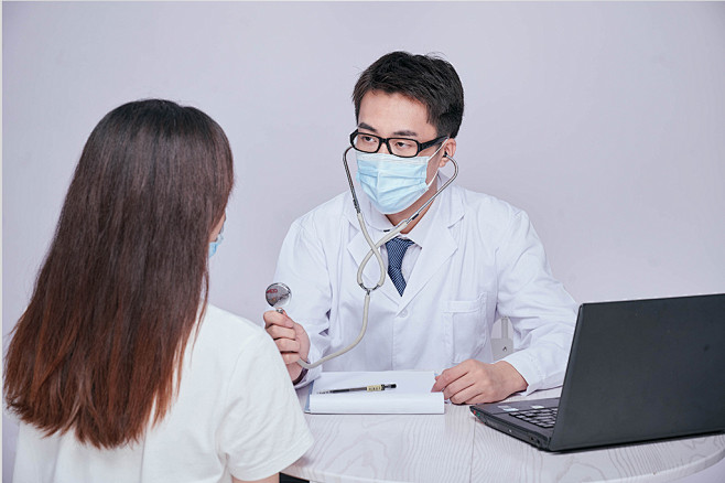 医疗医生医务人物听诊面诊摄影图片