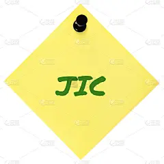 只是以防缩写JIC绿色记号笔写的缩写文字，孤立黄色便利贴待办事项列表便利贴提醒缩写贴纸，黑色图钉图钉