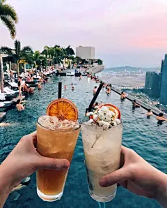 新加坡滨海湾金沙酒店的Ce La Vi酒吧供应饮品