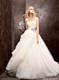 WHITE by Vera Wang Exclusively at David's Bridal Fall 2012 Collection












有好多人话：婚礼是一个女人的展示舞台，一天或一个晚上可以换上几套礼服。所以，在这么重要的一天，有哪个新娘不想穿着Vera Wang的婚纱和晚礼服呢！？早前Vera Wang在T台上大玩黑色和红色婚纱，今天也是时候回到婚纱的本身颜色——白色。婚纱和礼服上精致的玫瑰花花朵，代表着优雅的宝蓝色、玫瑰红、深紫色礼服，镶满水钻的