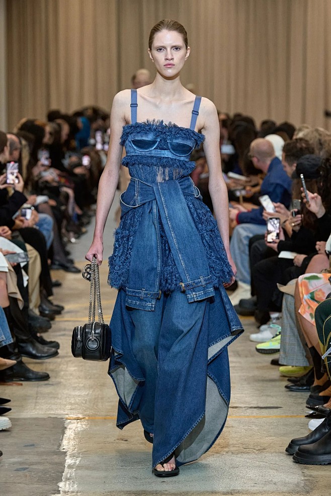 米兰时装周|Burberry 2023春...