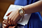 Accessories 金色的腕表与手环戴在一起非常时尚以及奢华。
