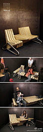 【魔术长椅】Karolina Tylka设计了一款神奇的公共长椅，名为Coffee Bench，由若干个（可增加数量无限延长）可转动的单元组成，每个单元都可以独立翻转，人们可根据需要灵活地调整椅面的宽度，也可以讲将椅面翻转变成桌面，舒服又方便，非常巧妙。