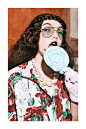 这个点来一组，GUCCI 2019秋冬系列画册。与黑暗魔幻摄影师Harmony Korine合作，整组lookbook中竟然有80多种零食小吃，演绎最优雅的吃零食LOOK，看饿了 ​​​​