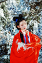美人红妆色正鲜，侧垂高髻插金钿。