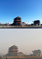 北京: “红警”前后两重天 京城地标晴霾对比图-北京时间      雾霾中的正阳门，上图摄于2016.12.15,下图12.18日摄。
