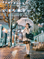 淋一场樱花雨雨夜的公交站台
