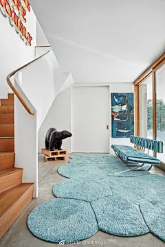fuckingoodthings
1-15 20:05
来自 微博 weibo.com
#fuckingoodesign# 明亮欢快的家庭住宅~
Chet Architecture and Ghislaine Viñas Transform a Quirky Fixer-Upper into a Stately Abode ​​​