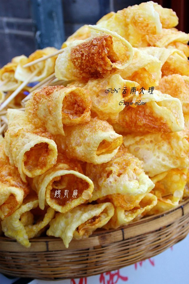 大理古城的小吃云南第一怪烤乳扇3元份是由羊奶制品制成薄片形如干酪