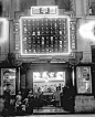 1949年赌博大厅发光板，闪烁着中奖号码