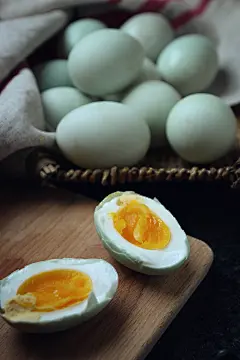 生病就适宜次稀饭就咸鸭蛋蛋~~