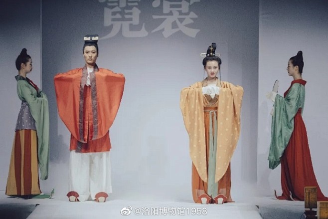 有服章之美谓之华，有礼仪之大谓之夏。十载复刻，古老的文明风华再现，观古鉴今，现代的时尚秀场回眸。穿越千年历史尘沙的华夏礼仪，编织史书字里行间的 ...