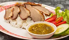 ฑ烧鸭肉浇饭，浇上甜酱和腌姜装盘