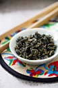 【大禹岭茶】大禹岭位于台湾中央山脉的中心位置，大禹岭乌龙茶也是台湾高山茶中的佼佼者，茶叶生长在海拔2600 米的高山上，寒冷且温差大，产量少，外形与梨山茶相似。大禹岭乌龙茶在寒冷的环境中同样生长得很缓慢，因此茶质幼嫩并厚实，滋味甘醇。寒冷天气里长成的冬茶，韵味更是丰厚，与春茶相比各有特色，很多人选择冬茶，就是为了这更甚春茶的气味。 ——摘自新书《一茶一会》