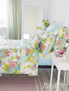 从服饰到家居设计，印花LOOK从不凋谢，充满印花图案的家，就像是一个可以沉醉其中的世外桃源，无论窗外是否寒冷、阴霾，回到家，身心被花儿抚慰，别无其他，只有美好。品牌支持：宜家、柔然壁纸、唐堂、苏黎世家居、LAURA ASHLY罗兰爱思、卡罗丽娜雷门KAROLINALEHMAN、钲艺廊、科勒、特力和乐家居、美克美家、韵鸿、Eijffinger、domoNATURE、DARA、Designers guild、ZARA HOME、Francfranc、Natuzzi、GEM、Sofapop纯白让空间显得通透，用